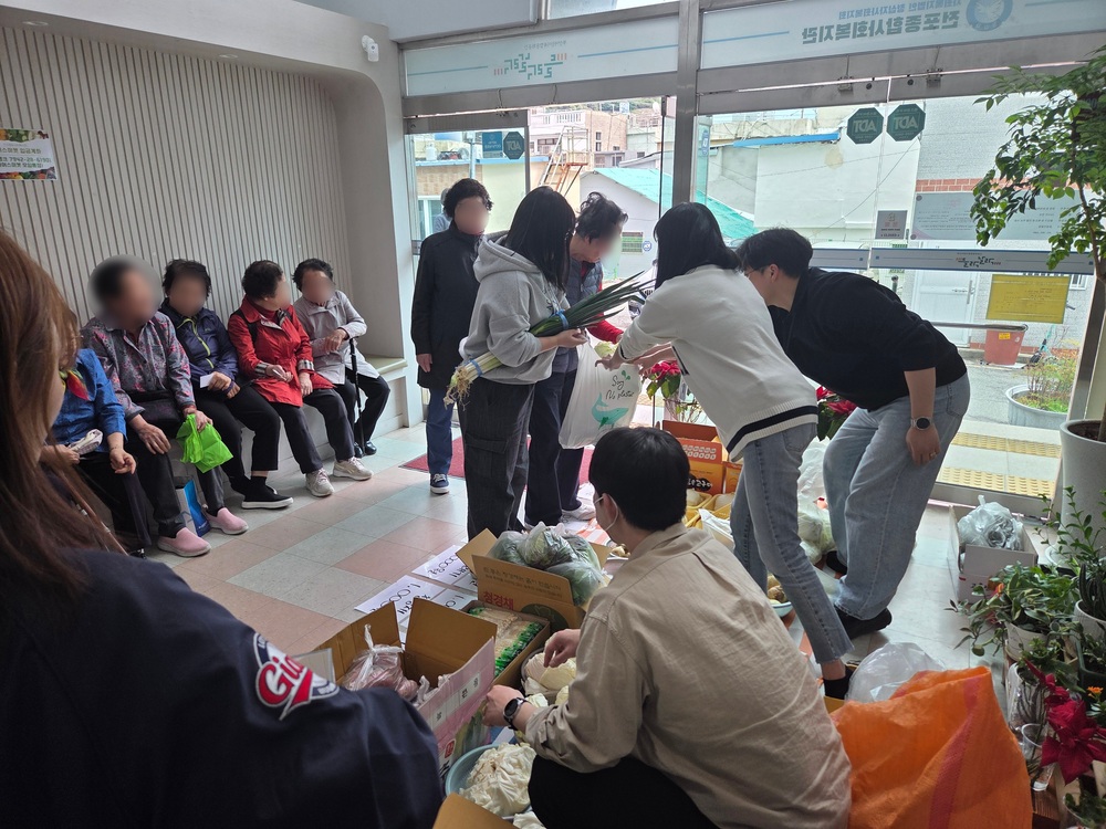 전포종합사회복지관 1층 로비에서 못난이 농작물을 판매하고 있는 사진