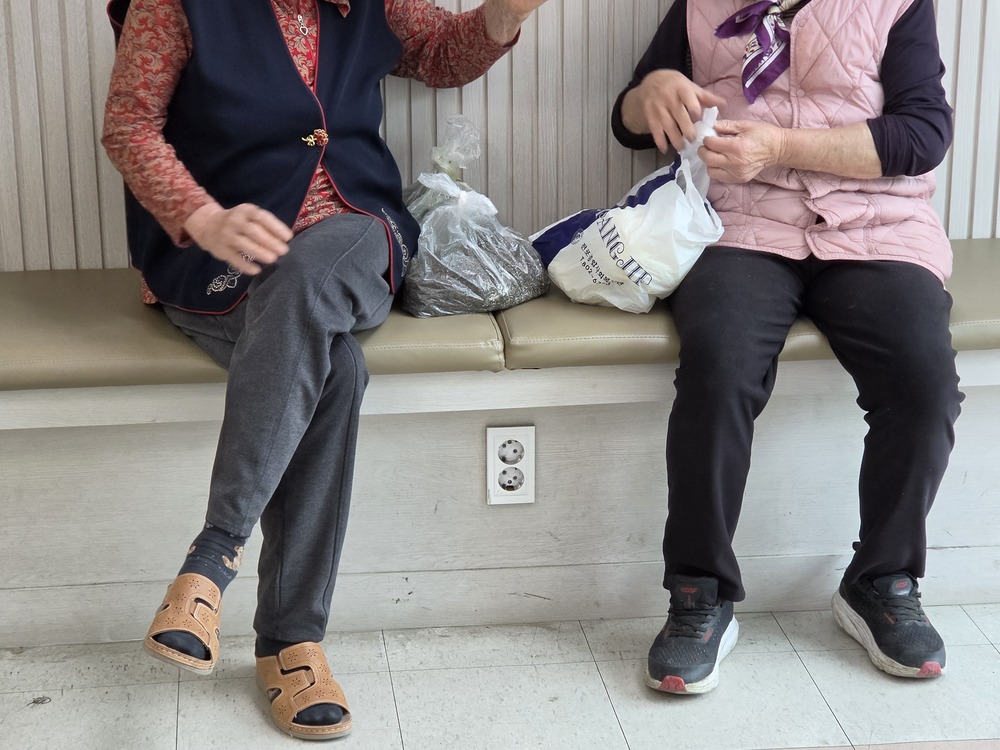 전포종합사회복지관 1층 로비에서 못난이 농작물을 판매하고 있는 사진